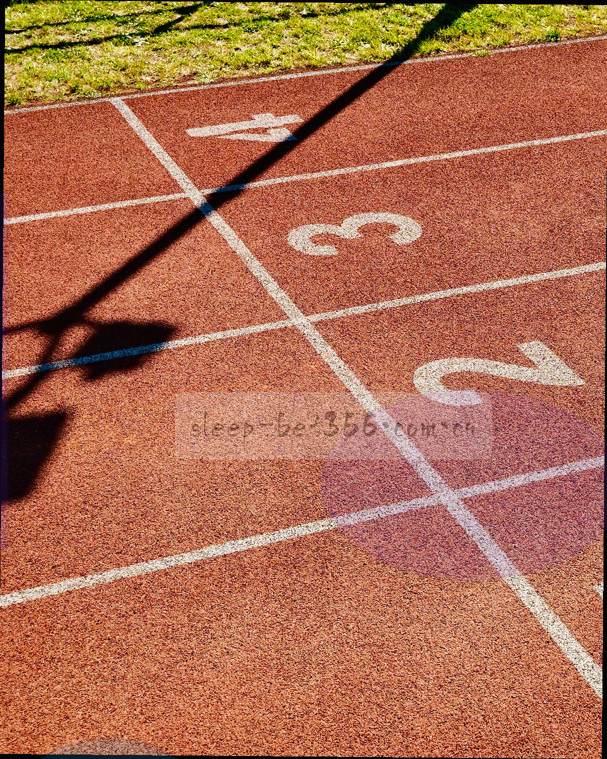 夜间窗边小灯照亮桌面与手机屏幕的特写，画面带低噪点颗粒质感